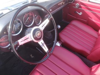 Gainage en simili-cuir du tableau de bord d'un Spider Alfa Romeo 2600 Touring par RC Sellerie RC Sellerie