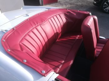 Restauration de la banquette arrière, couvre-capote amovible en simili cuir d'un Spider Alfa Romeo 2600 Touring par RC Sellerie RC Sellerie