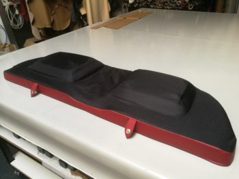 Restauration de l'assise de banquette arrière amovible en simili cuir d'un Spider Alfa Romeo 2600 Touring par RC Sellerie RC Sellerie