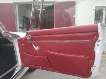 Restauration des panneaux de portes en simili cuir d'un Spider Alfa Romeo 2600 Touring par RC Sellerie RC Sellerie