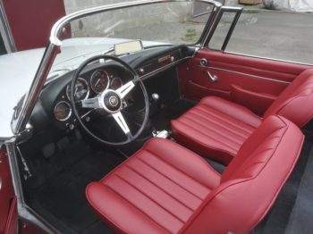Restauration des sièges avant en simili cuir d'un Spider Alfa Romeo 2600 Touring par RC Sellerie RC Sellerie