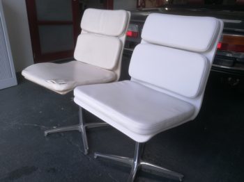 Photo des chaises en simili-cuir AVANT / APRES réalisation par RC Sellerie RC Sellerie