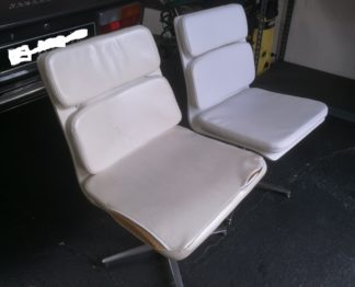 Photo des chaises en simili-cuir AVANT / APRES réalisation par RC Sellerie RC Sellerie