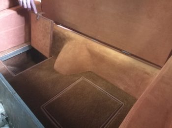 Réalisation en cuir vieilli, Alcantara et moquette de la partie inférieure du compartiement arrière d'une Corvette C2 de 1963 - RC Sellerie RC Sellerie
