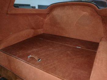 Réalisation en cuir vieilli, Alcantara et moquette du compartiement arrière d'une Corvette C2 de 1963 - RC Sellerie RC Sellerie