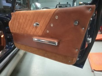 Réalisation en cuir vieilli et Alcantara des panneaux de portes d'une Corvette C2 - RC Sellerie RC Sellerie