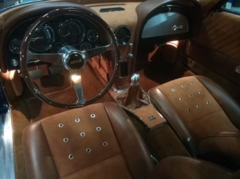 Réalisation en cuir vieilli et Alcantara de la console centrale d'une Corvette C2 de 1963 - RC Sellerie RC Sellerie