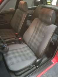 BMW E30 318 IS : Renouvellement des coiffes en tissu écossais d'origine après travaux RC Sellerie