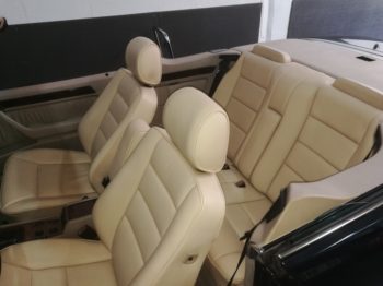 Nettoyage en profondeur et hydratation de la sellerie cuir d'un Cabriolet Mercedes R124 par RC Sellerie RC Sellerie