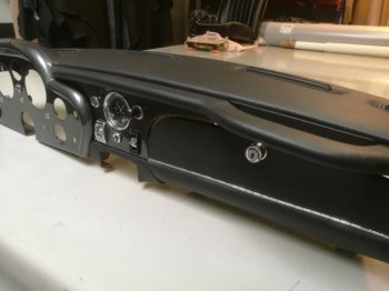 Gainage en vinyle de la planche de bord d'une Aston Martin DB5 par RC Sellerie RC Sellerie