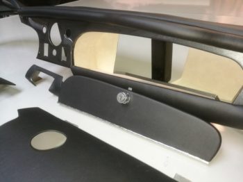 Rénovation de la planche de bord et de sa boîte à gants d'une Aston Martin DB5 par RC Sellerie RC Sellerie