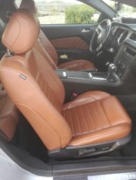 Remplacement partiel de la coiffe en cuir et simili-cuir d'une Ford Mustang GT par RC Sellerie RC Sellerie