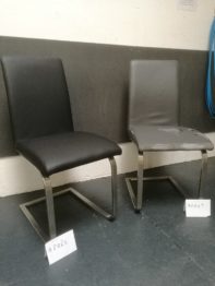 Remplacement du simili-cuir d'une chaise contemporaine par RC Sellerie, chaise Avant travaux grise / Après travaux noire RC Sellerie