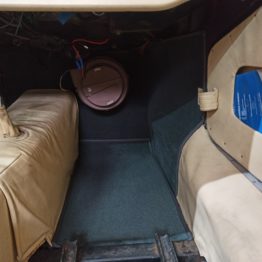 Remplacement de la moquette d'une Morgane 1976 par l'Atelier RC Sellerie - cave à pieds passager RC Sellerie