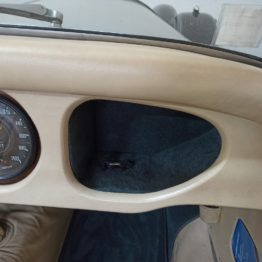 Remplacement de la moquette d'une Morgane 1976 par l'Atelier RC Sellerie - boîte à gants RC Sellerie