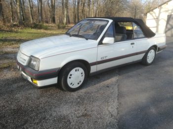 Remplacement d'une capote en Alpaga pour une opel Ascona Cabriolet GT 2.0 par l'Atelier RC sellerie RC Sellerie
