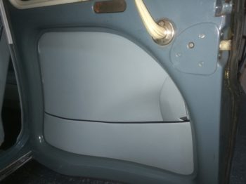 Réalisation du gainage des 4 panneaux de portes en simili-cuir d'une Renault 4CV de 1957 par l'Atelier RC Sellerie RC Sellerie