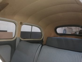 Remplacement du ciel de toit en laine d'une Renault 4CV par l'Atelier RC Sellerie RC Sellerie
