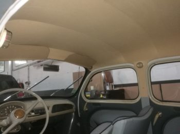 Rénovation du ciel de toit en laine d'une Renault 4CV par l'Atelier RC Sellerie RC Sellerie