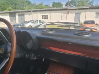 Rénovation et réparation de la planche de bord fendue d'un Coupé 2000 Bertone Alfa Romeo par RC Sellerie à Languenan RC Sellerie