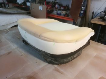 Rénovation de la mousse des assises avant d'une Lancia Flavia par RC Sellerie à Gambais RC Sellerie