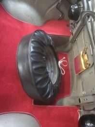 Réalisation d'une housse en simili-cuir pour roue de secours de Simca 1000 par l'Atelier RC Sellerie RC Sellerie