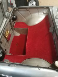 Réalisation d'une moquette pour compartiment avant sur Simca 1000 par l'Atelier RC Sellerie RC Sellerie