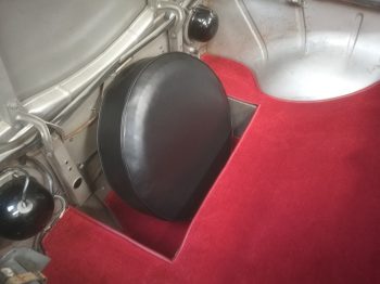 Réalisation d'une housse en simili-cuir pour roue de secours de Simca 1000 par l'Atelier RC Sellerie RC Sellerie