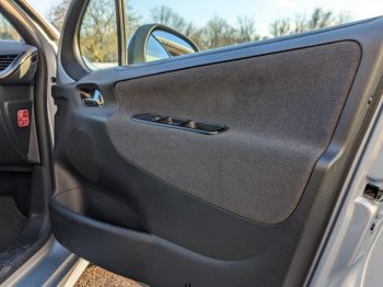 Remplacement du tissu en velours des panneaux de portes d'une 207 suite au décollement par RC Sellerie RC Sellerie