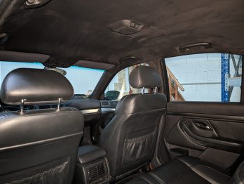 Remplacement du tissu du ciel de toit et des ébénisteries en Alcantara noir par RC Sellerie RC Sellerie