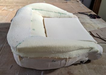 Travail et sculptage de la mousse de l'assise d'une lancia Fulvia Zagato par RC Sellerie RC Sellerie