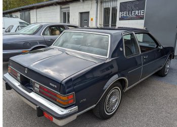Remplacement du tissu de ciel de toit en microfibre type alacantara sur une Buick Skylark RC Sellerie