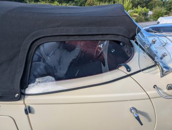 Adaptation de la capote et réalisation de vitrages latéraux souples amovibles par RC sellerie pour cette Auburn - type 1934 USA RC Sellerie