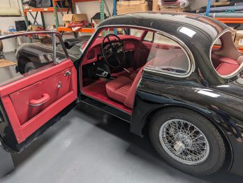 Réalisation des habillage de portières de cette Jaguar XK 150 FHC par RC Sellerie RC Sellerie