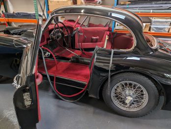 Réalisation du ciel de toit en laine de cette Jaguar XK 150 FHC par RC Sellerie avec dépose des vitrages RC Sellerie
