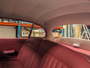 Réalisation du ciel de toit en laine de cette Jaguar XK 150 FHC par RC Sellerie RC Sellerie