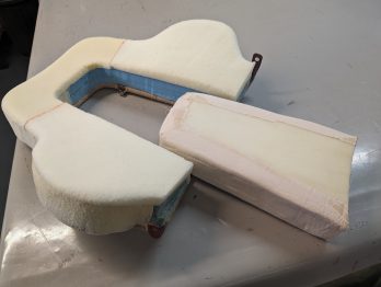 Réalisation et sculptage de la nouvelle mousse du dossier avant pour cette Lancia Flaminia RC Sellerie