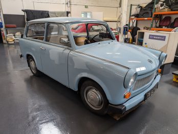 Remplacement ciel de toit par RC Sellerie sur une Trabant 600 RC Sellerie