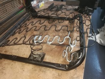 Réparation de la suspension d'assise d'une Renault 4L par RC Sellerie RC Sellerie