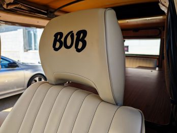 Personnalisation du Combi Volkswagen T3 par une broderie au nom du véhicule chez RC Sellerie RC Sellerie