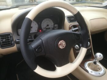 Réalisation gainage en cuir bi-tons d'un volant de MG TF par RC Sellerie RC Sellerie