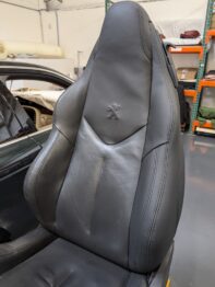 Remplacement du bandeau latéral gauche en cuir du dossier conducteur sur RCZ par RC Sellerie RC Sellerie
