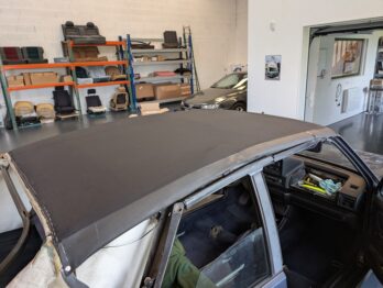 Réparation de la matelassure avant la pose d'une nouvelle capote sur Golf 1 chez RC Sellerie RC Sellerie