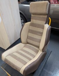 Renforcement de la mousse, remise en forme du tissu d'origine et remplacement du simili-cuir déchiré RC Sellerie