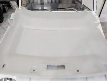 Réalisation d'un ciel de toit collé en Alcantara gris clair sur Aston Martin DB7 par RC Sellerie RC Sellerie