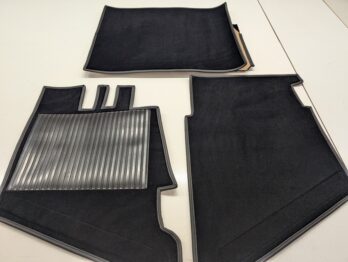 Réalisation d'un jeu de moquettes sur Aston Martin DBS par RC Sellerie RC Sellerie