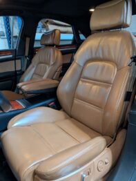 Remplacement du cuir du bandeau latéral gauche du dossier sur Audi A8 par RC Sellerie RC Sellerie