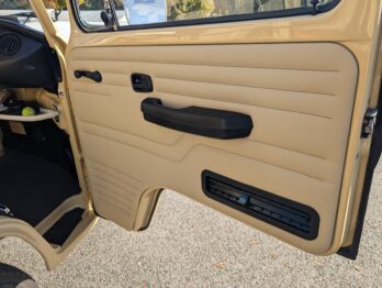 Personnalisation de la sellerie du Combi Volkswagen T3 en vinyle chez RC Sellerie RC Sellerie