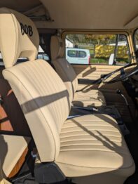 Personnalisation de la sellerie du Combi Volkswagen T3 en vinyle chez RC Sellerie RC Sellerie