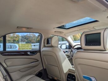 Personnalisation de l'intérieur par un ciel de toit en Alcantara sur Jaguar XJ6 - X350 par RC Sellerie RC Sellerie